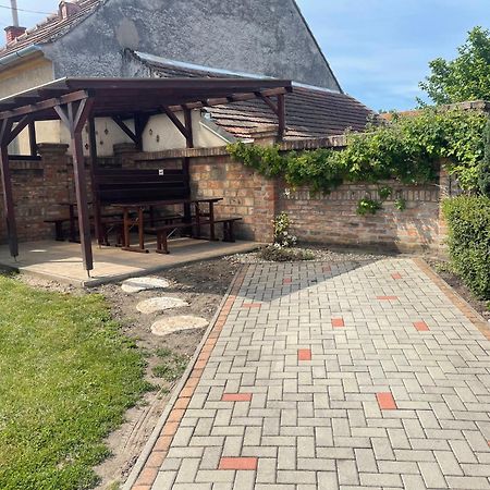 Cherry Apartmanhaz Sarvar Bagian luar foto