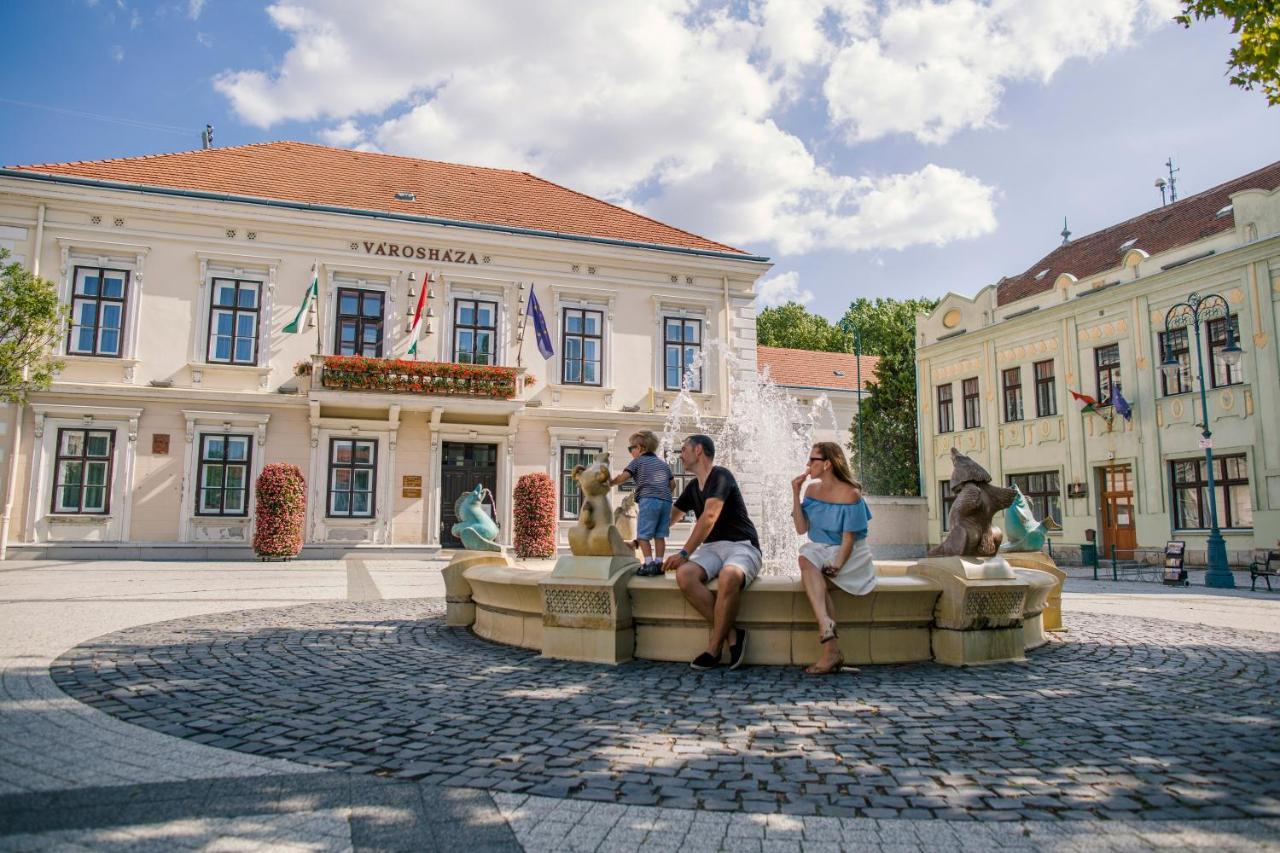 Cherry Apartmanhaz Sarvar Bagian luar foto