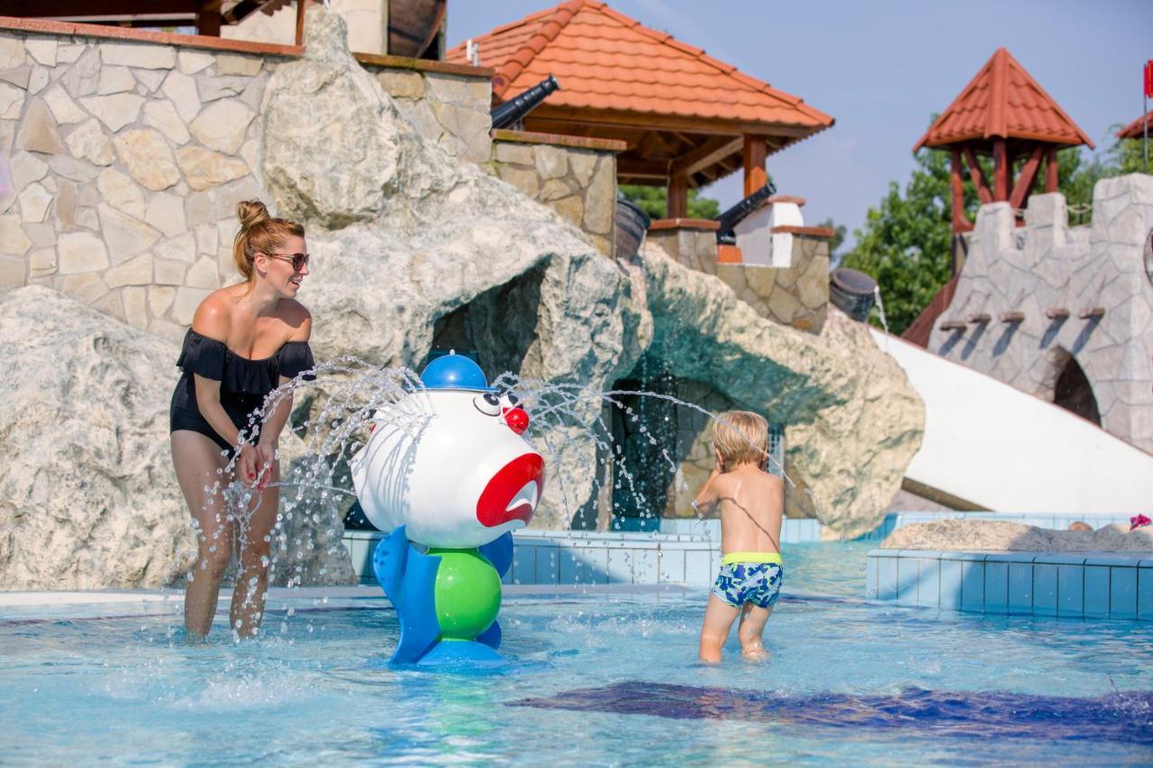 Cherry Apartmanhaz Sarvar Bagian luar foto