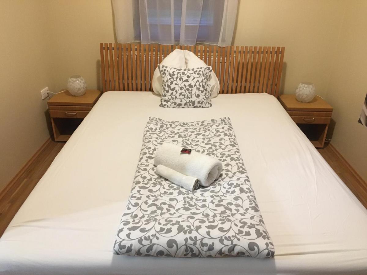Cherry Apartmanhaz Sarvar Bagian luar foto