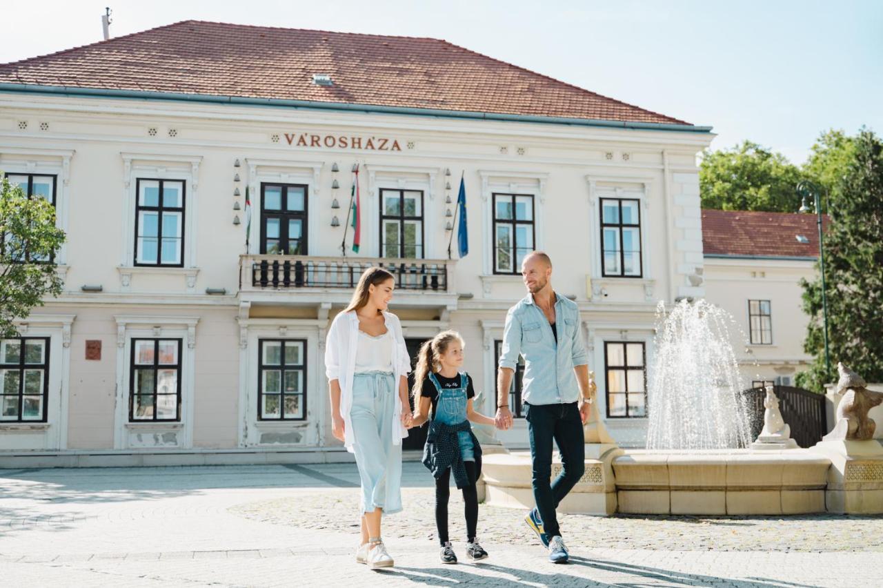Cherry Apartmanhaz Sarvar Bagian luar foto
