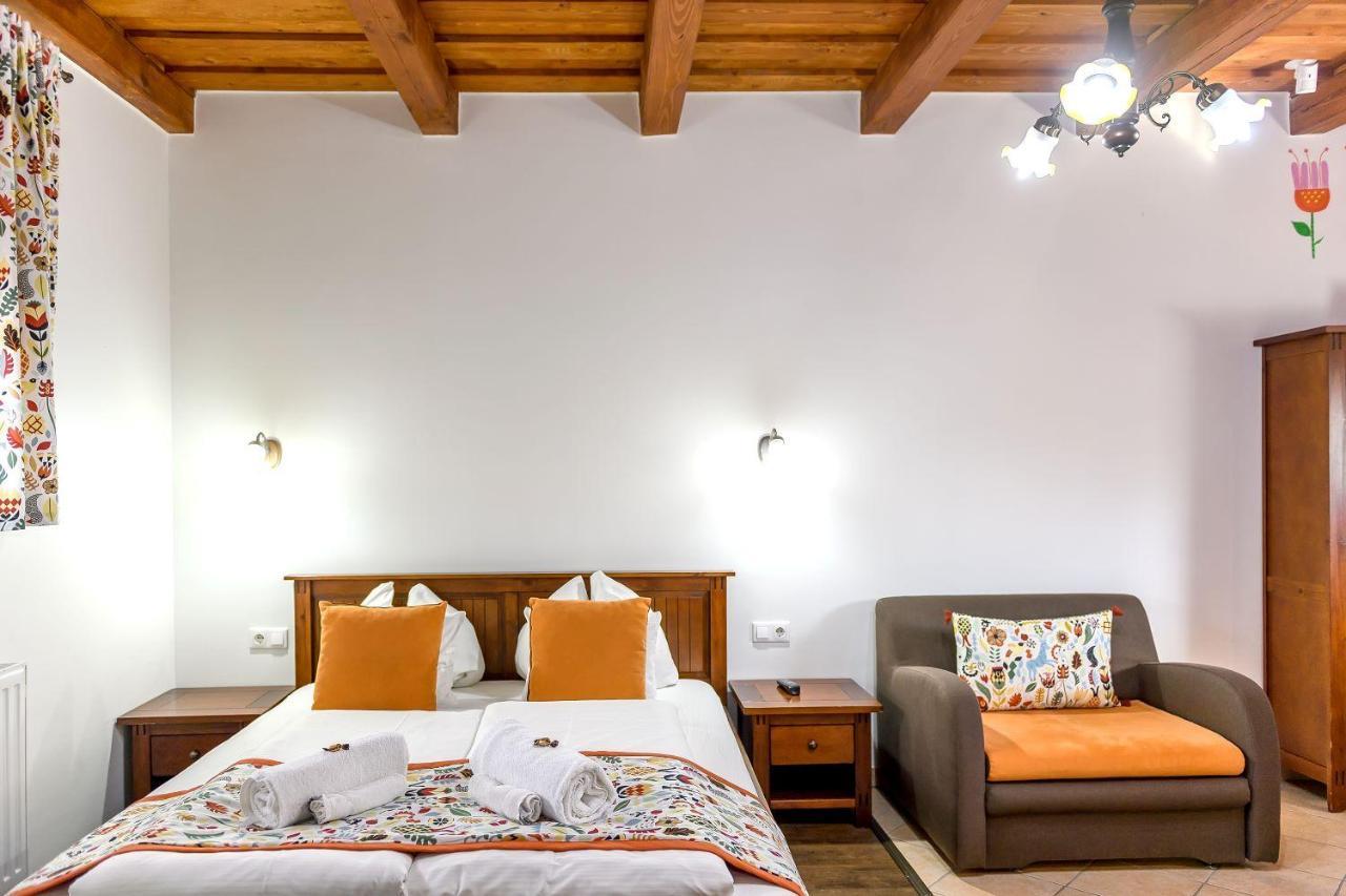 Cherry Apartmanhaz Sarvar Bagian luar foto
