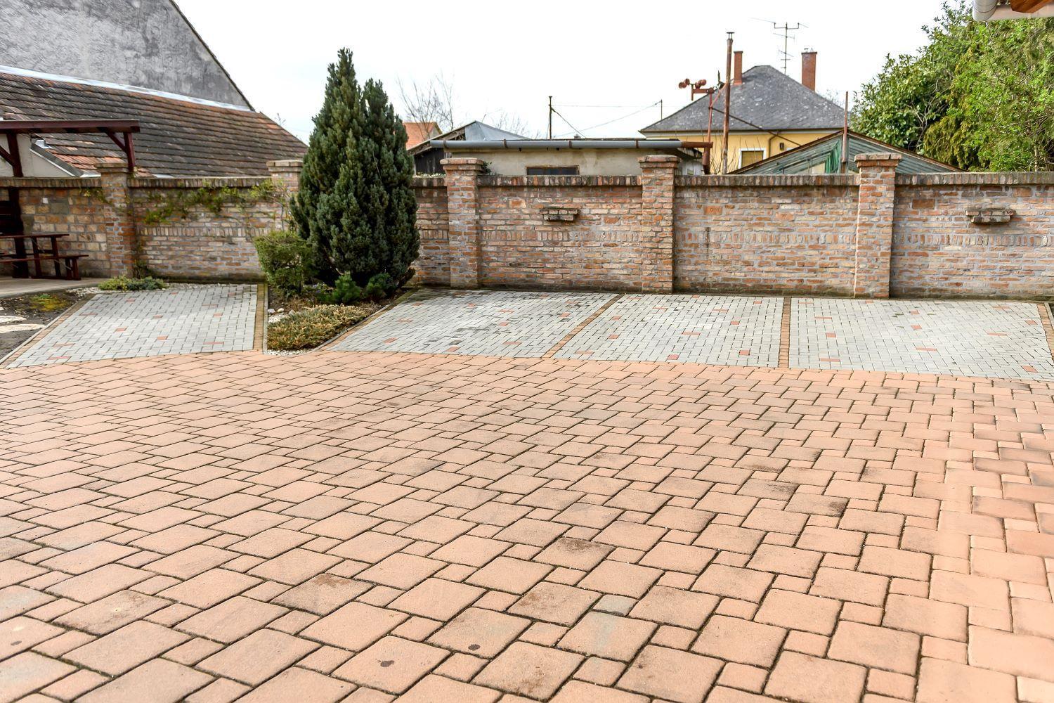 Cherry Apartmanhaz Sarvar Bagian luar foto
