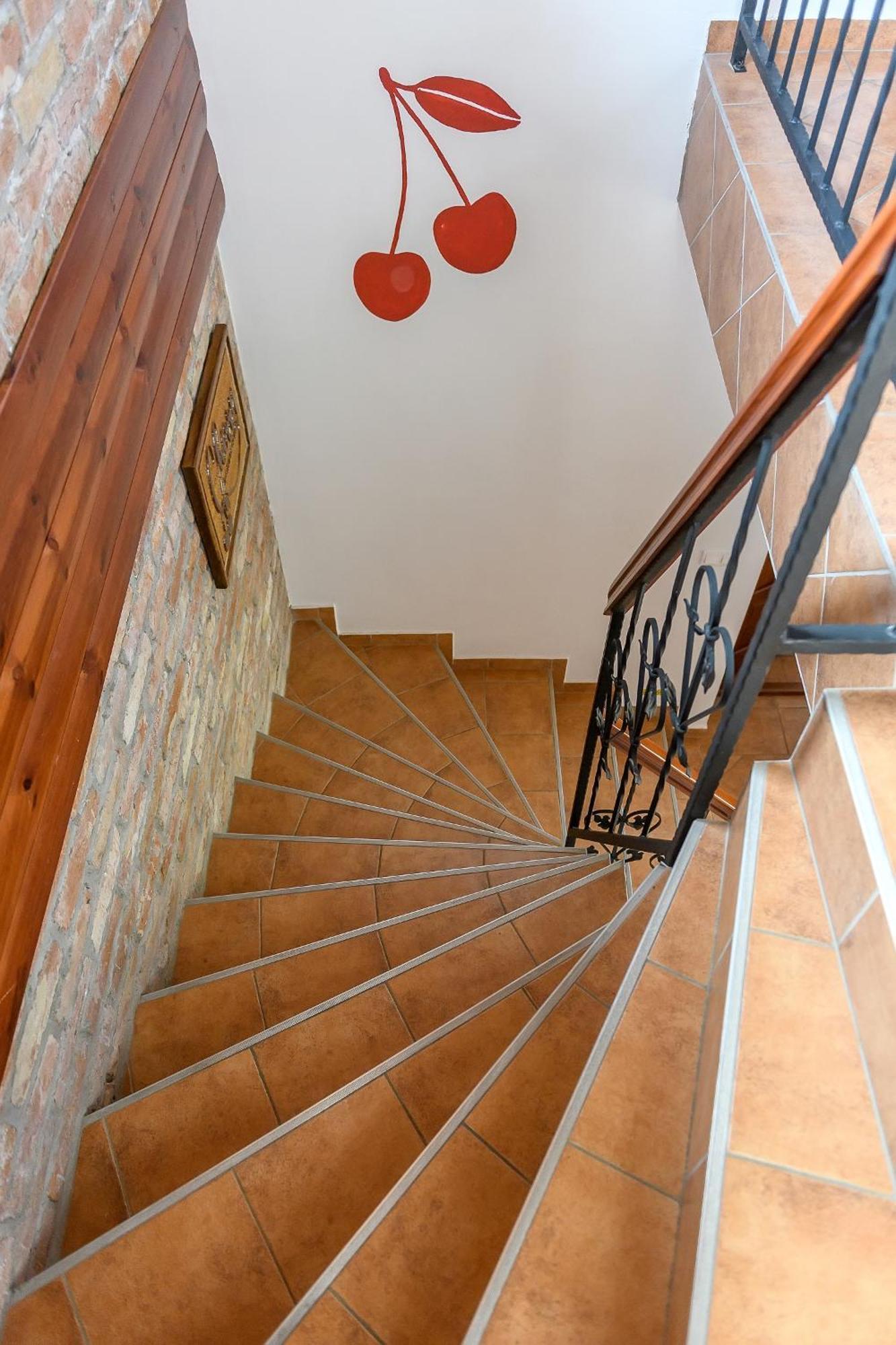 Cherry Apartmanhaz Sarvar Bagian luar foto