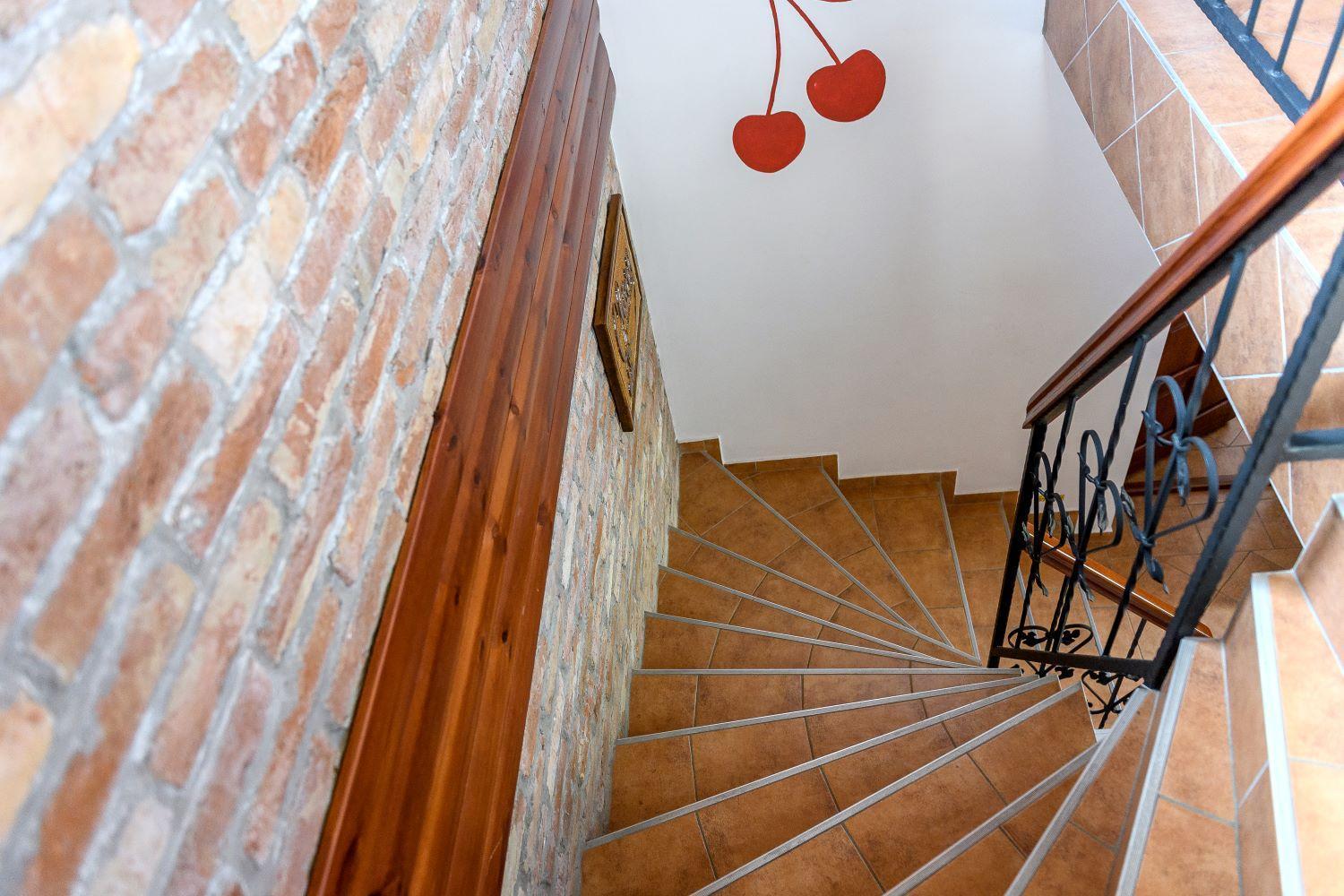 Cherry Apartmanhaz Sarvar Bagian luar foto