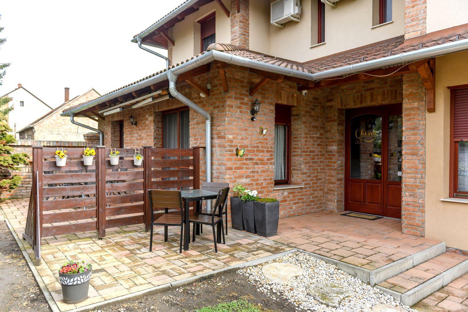 Cherry Apartmanhaz Sarvar Bagian luar foto