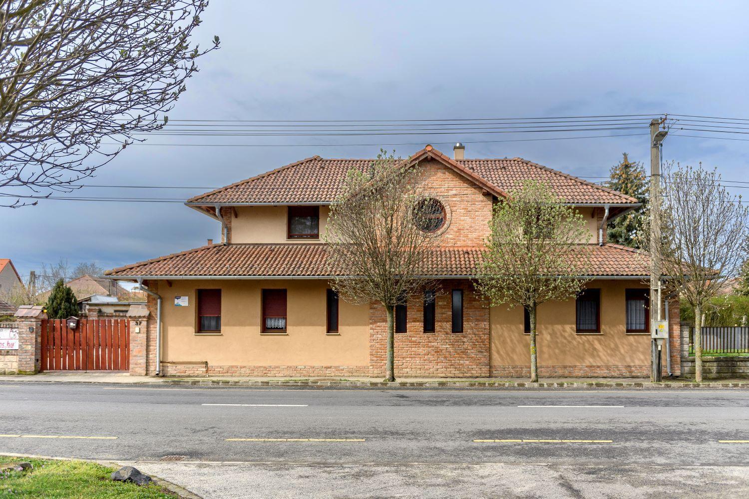 Cherry Apartmanhaz Sarvar Bagian luar foto