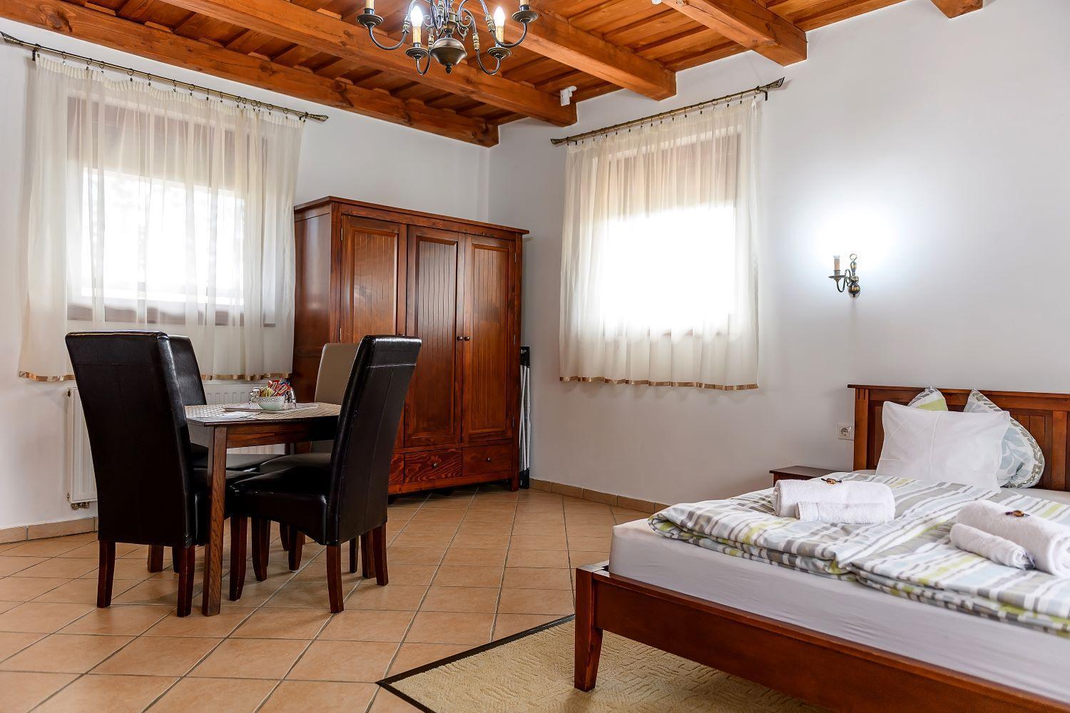 Cherry Apartmanhaz Sarvar Bagian luar foto