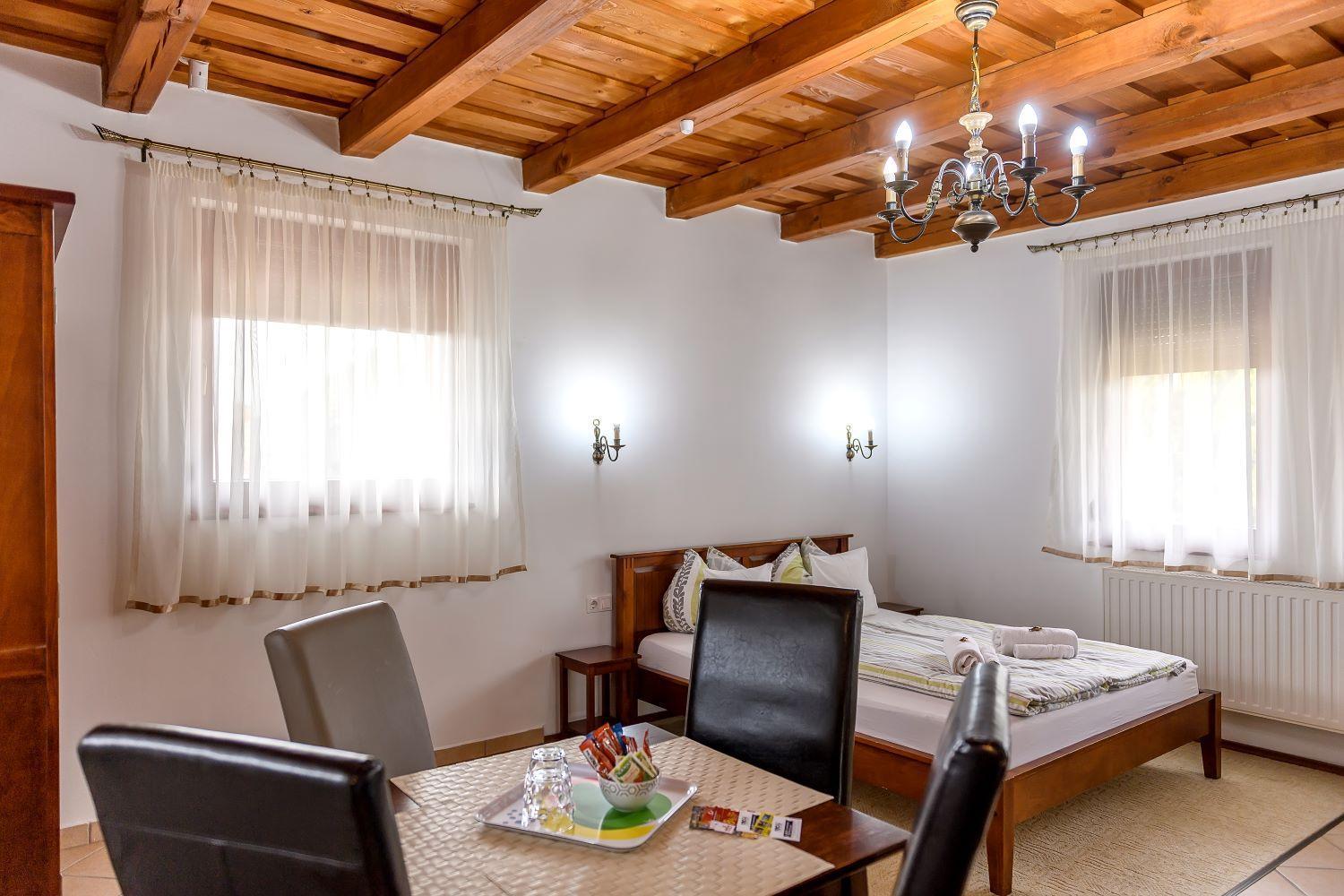Cherry Apartmanhaz Sarvar Bagian luar foto