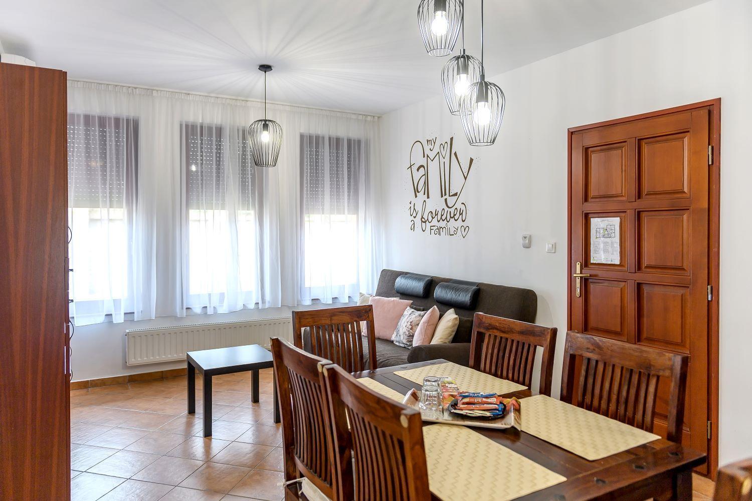 Cherry Apartmanhaz Sarvar Bagian luar foto