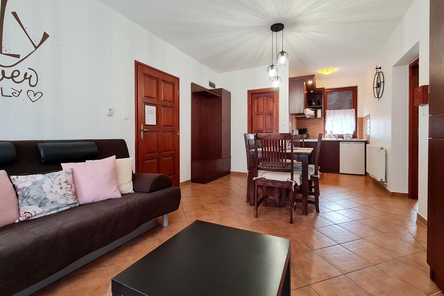 Cherry Apartmanhaz Sarvar Bagian luar foto