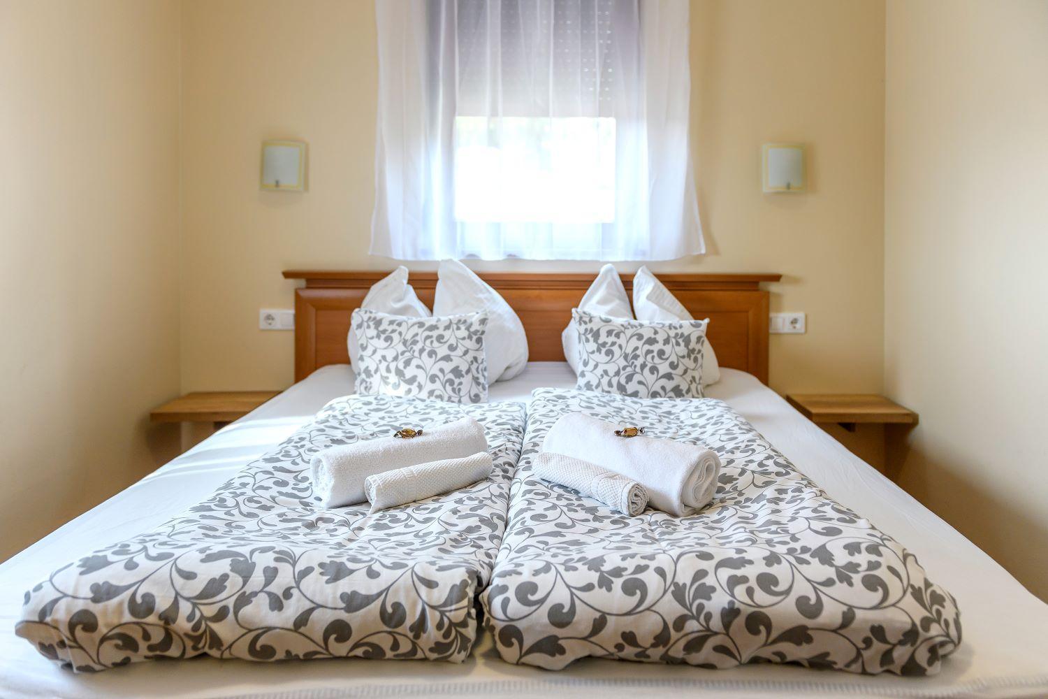 Cherry Apartmanhaz Sarvar Bagian luar foto