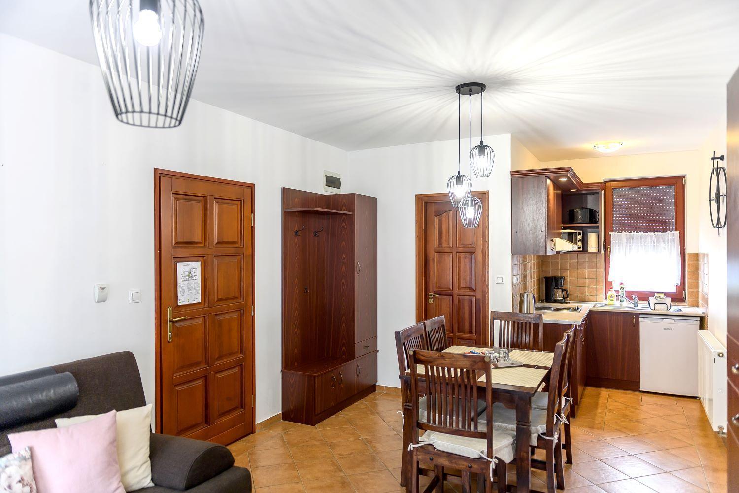 Cherry Apartmanhaz Sarvar Bagian luar foto
