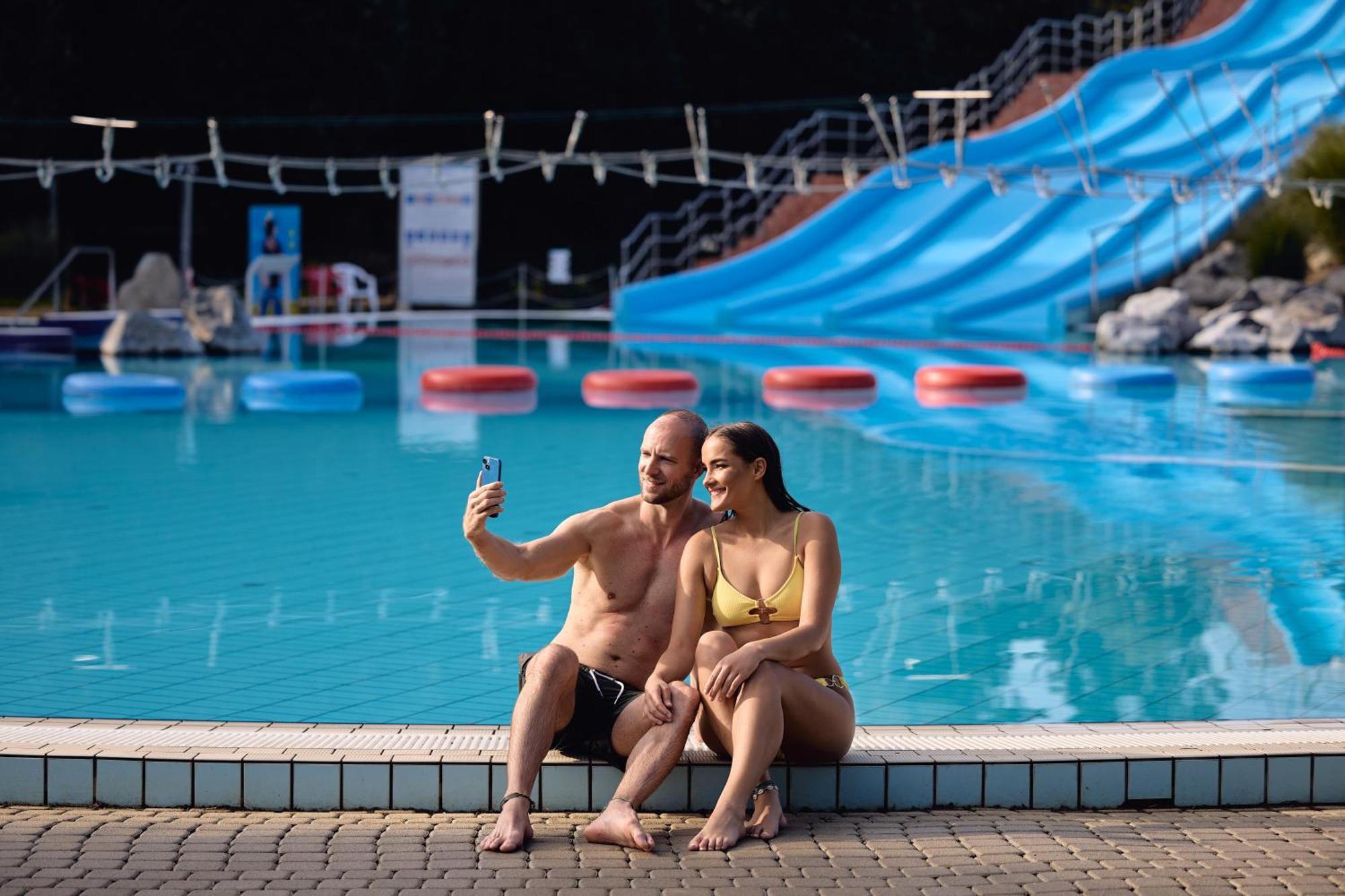 Cherry Apartmanhaz Sarvar Bagian luar foto