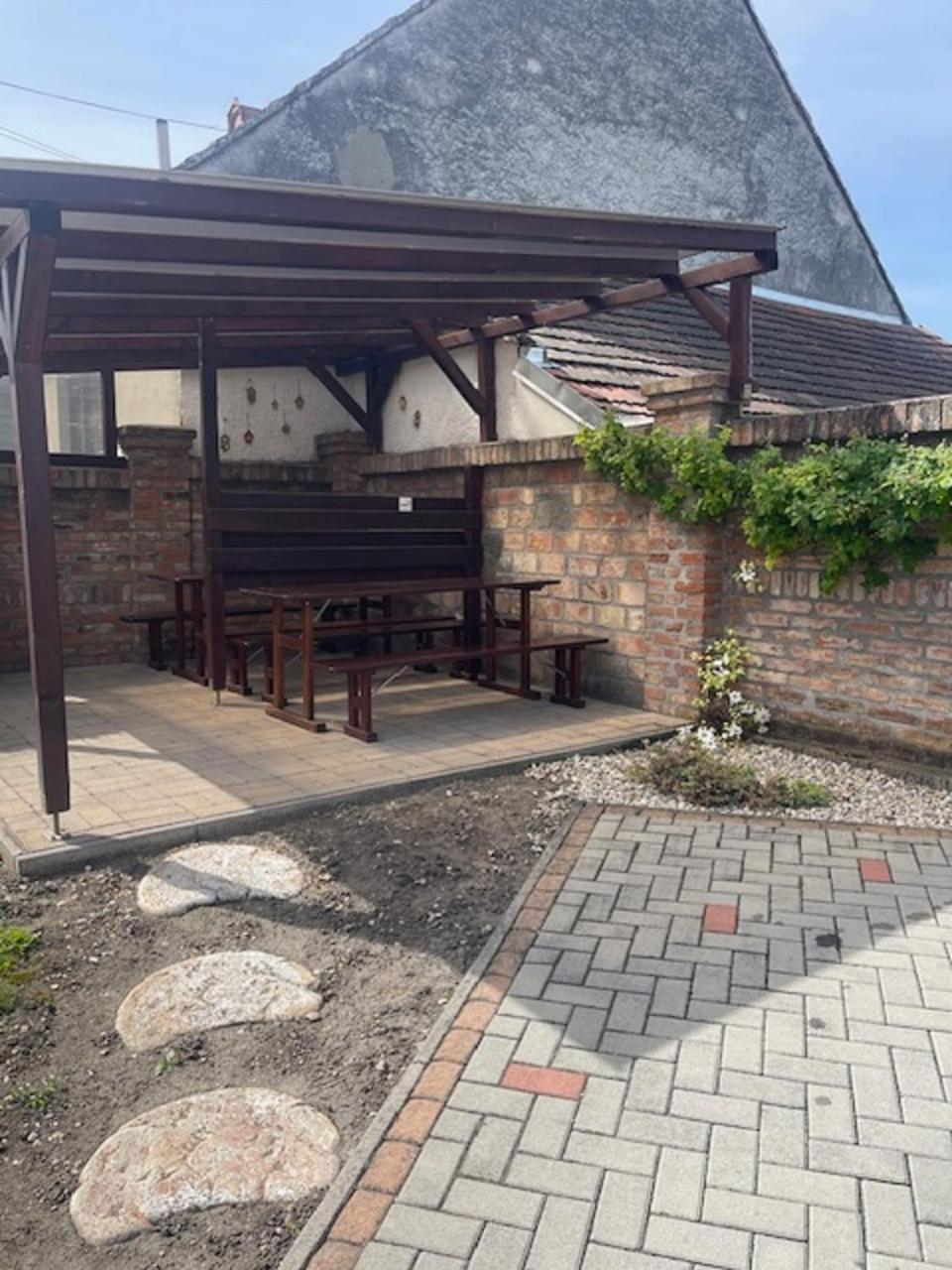 Cherry Apartmanhaz Sarvar Bagian luar foto