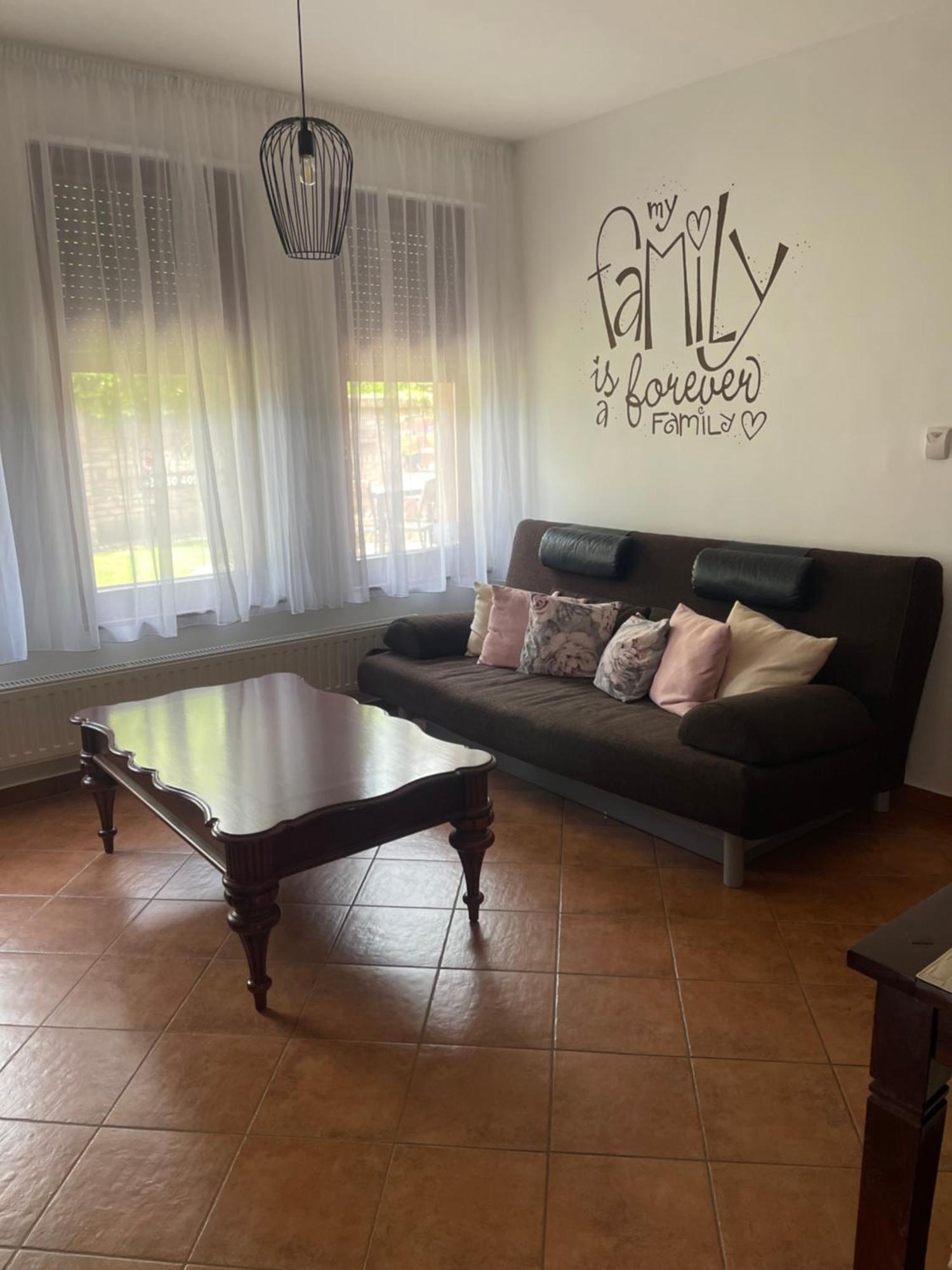 Cherry Apartmanhaz Sarvar Bagian luar foto