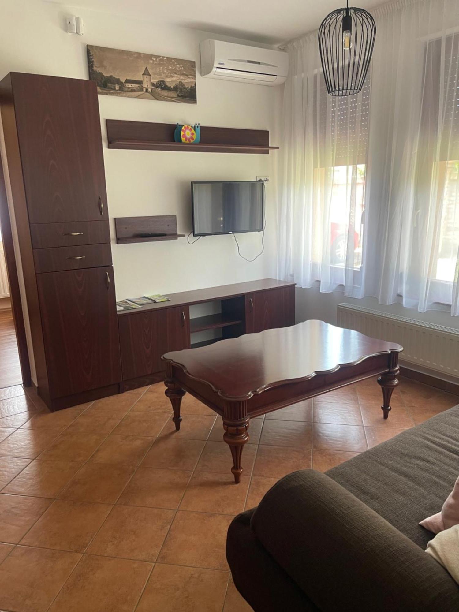 Cherry Apartmanhaz Sarvar Bagian luar foto