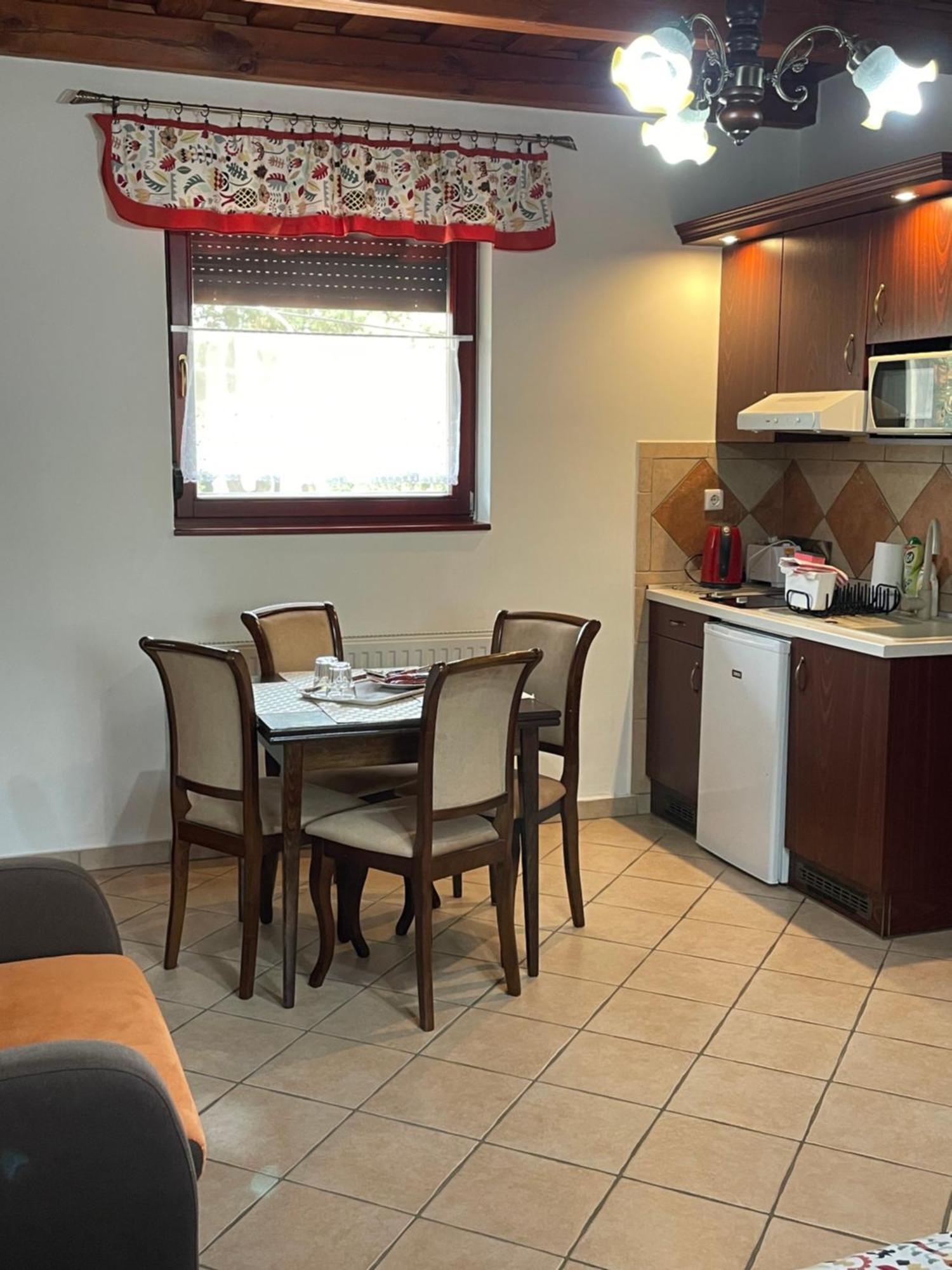 Cherry Apartmanhaz Sarvar Bagian luar foto
