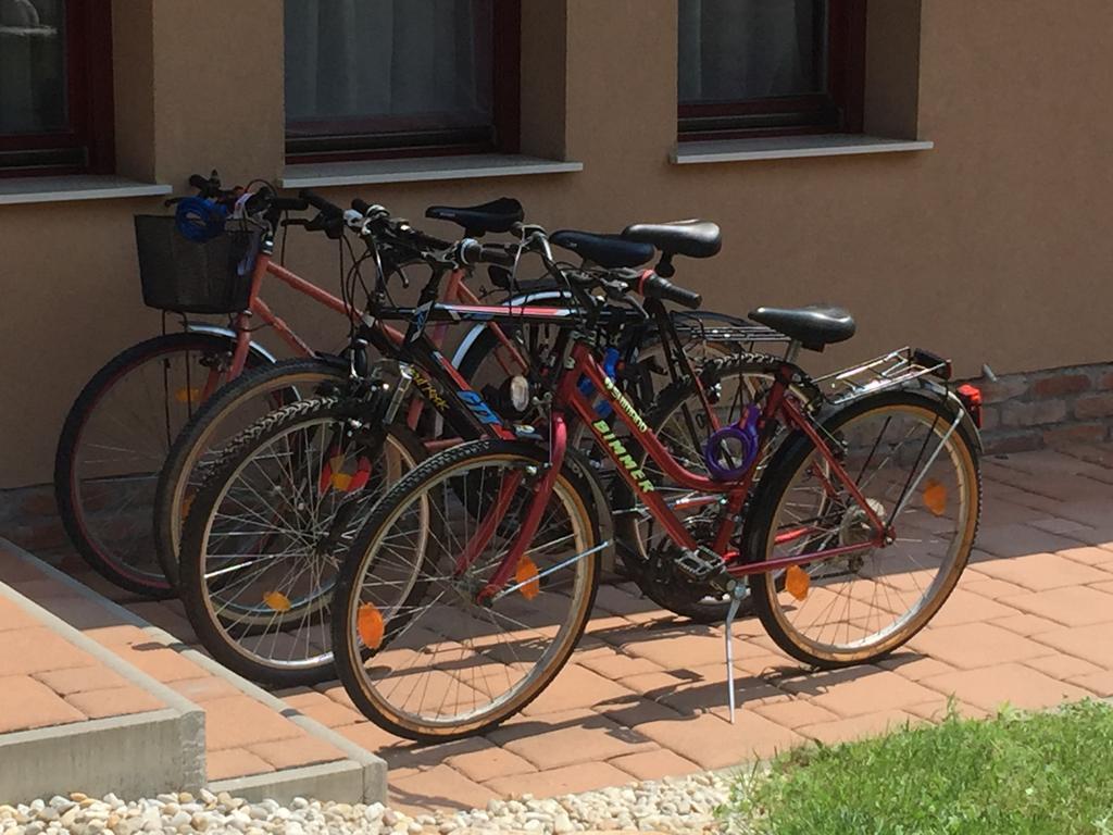 Cherry Apartmanhaz Sarvar Bagian luar foto