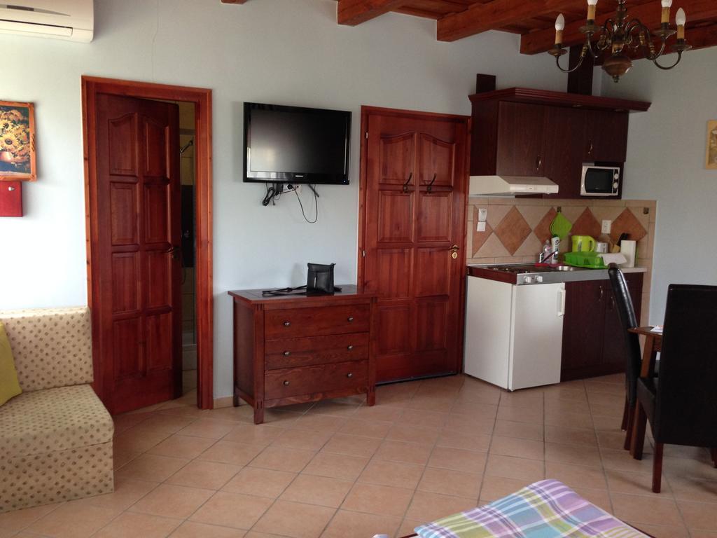 Cherry Apartmanhaz Sarvar Bagian luar foto