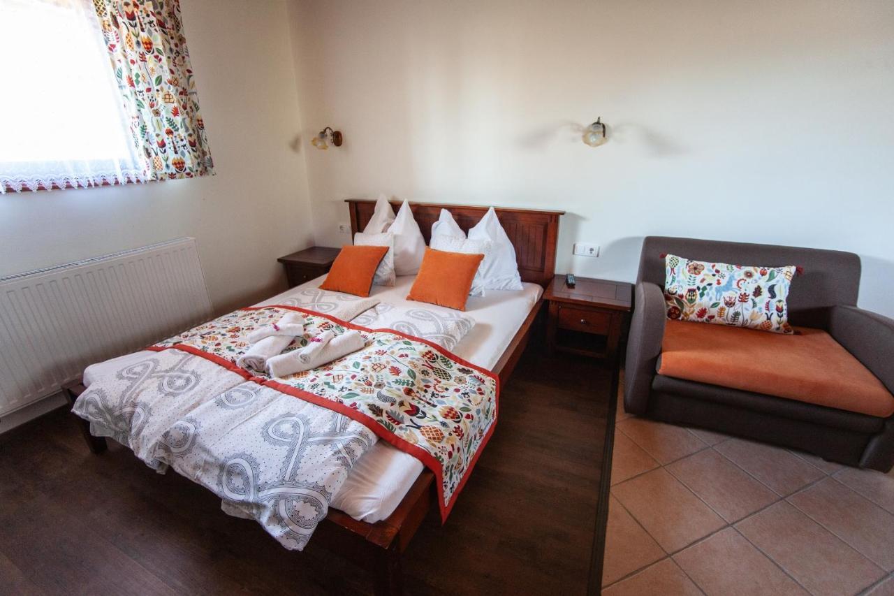 Cherry Apartmanhaz Sarvar Bagian luar foto