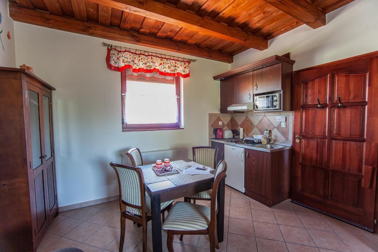 Cherry Apartmanhaz Sarvar Bagian luar foto