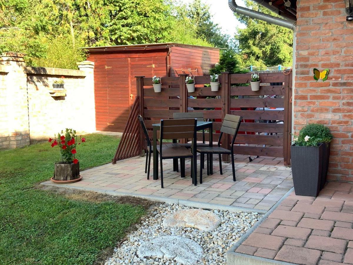 Cherry Apartmanhaz Sarvar Bagian luar foto