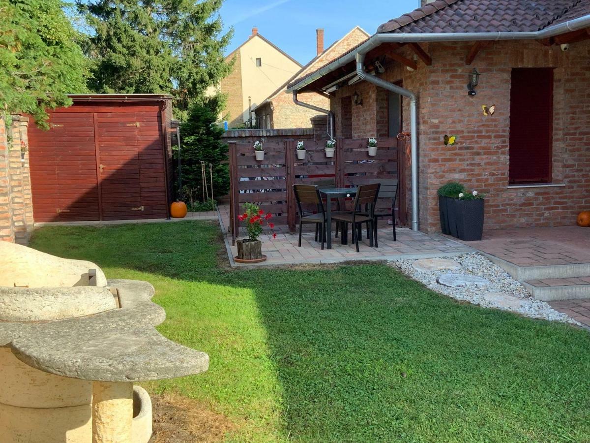 Cherry Apartmanhaz Sarvar Bagian luar foto